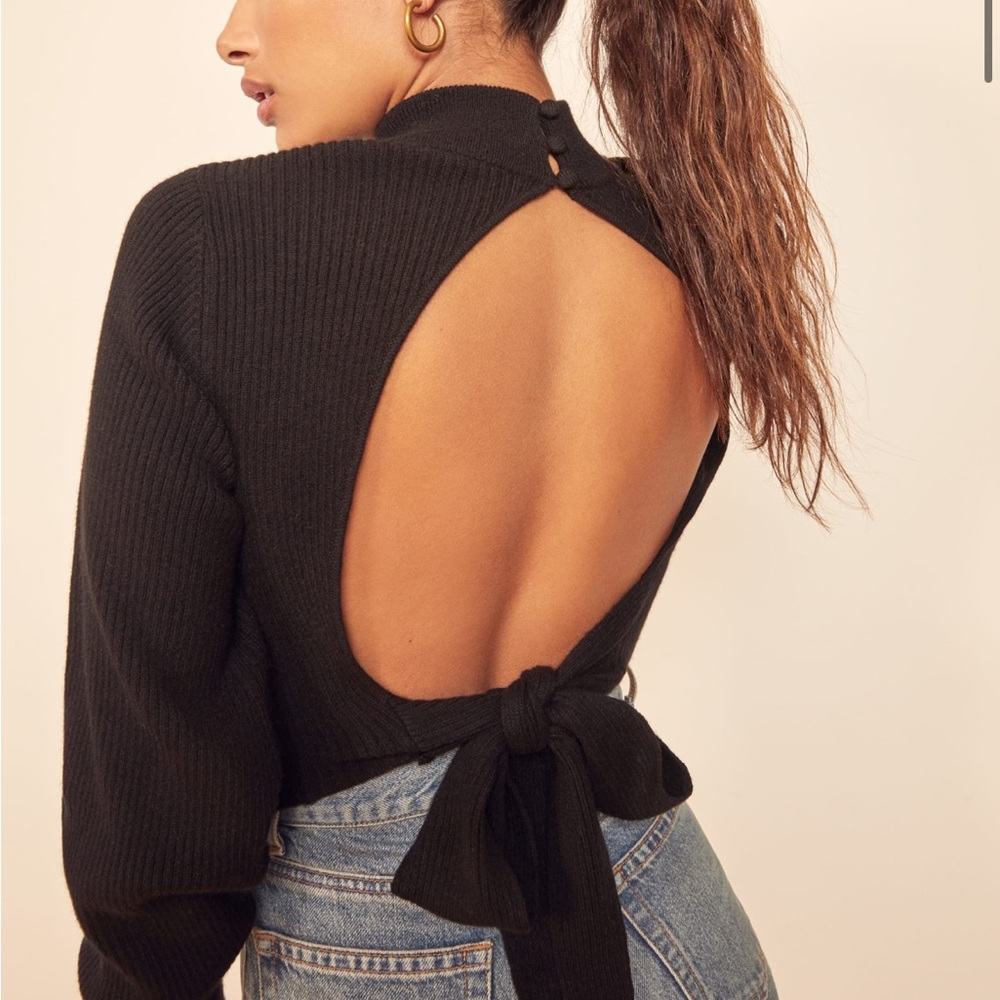 Beautiful cashmere Reformation sweater🖤